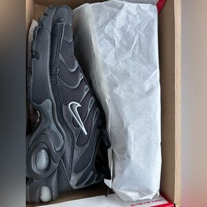 Nike Air max plus black 
women 6.5
Kids 5Y